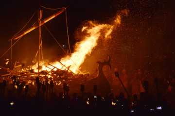 Burning a ship on tatsuyaoe.com blog